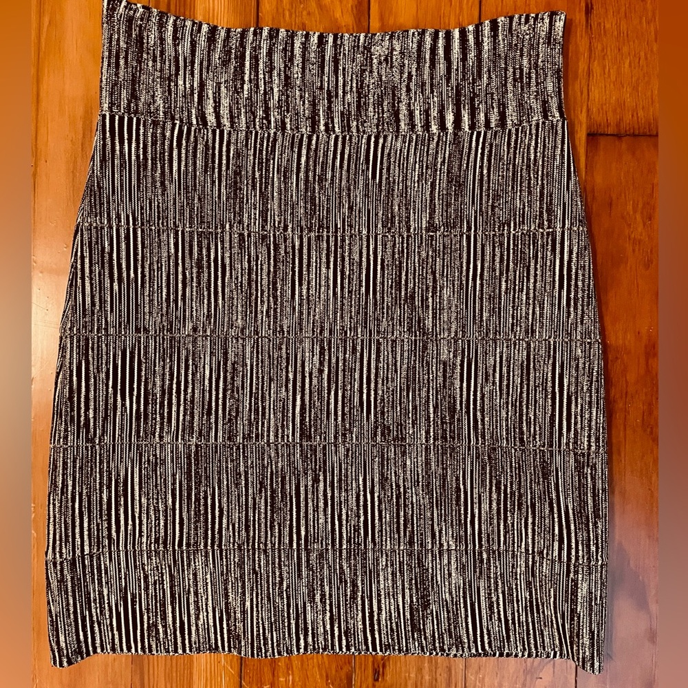 BCBGMAXAZRIA BLACK/WHITE BANDAGE SKIRT SIZE MEDIUM